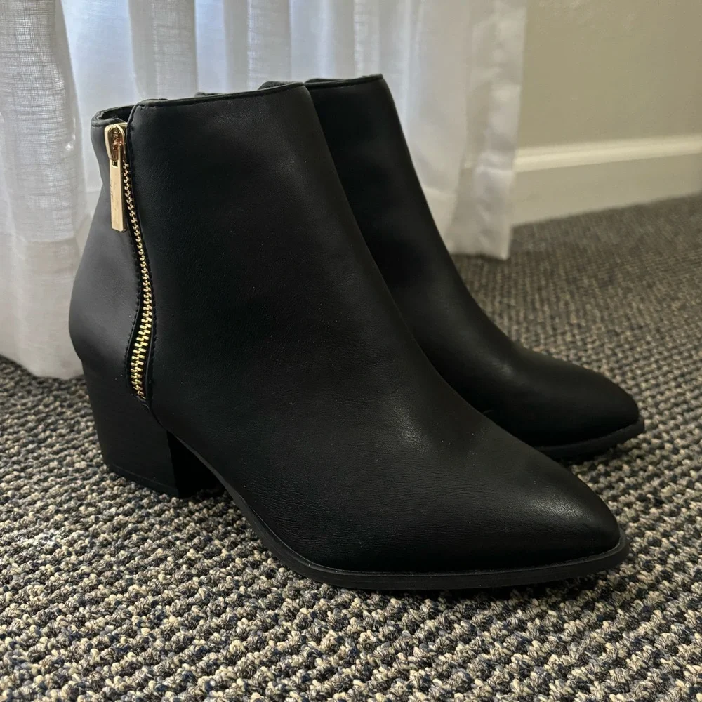 Lulu’s Pointed toe ankle boot - Picture 1 of 5
